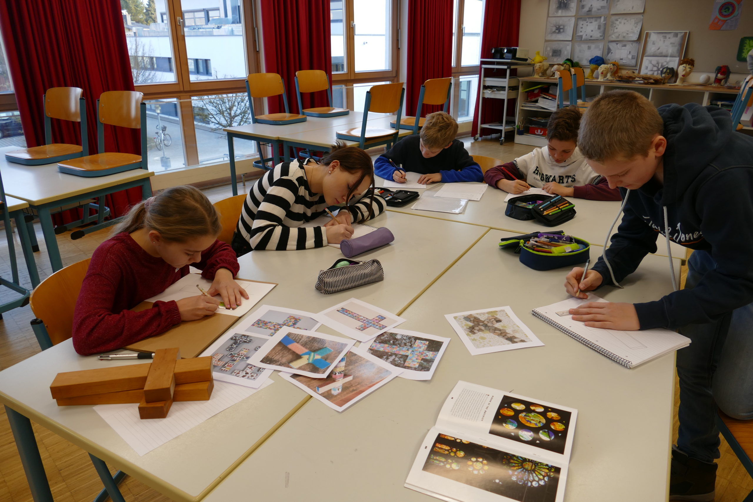 Upcycling und Neugestaltung von Holzkreuzen für Klassenzimmer