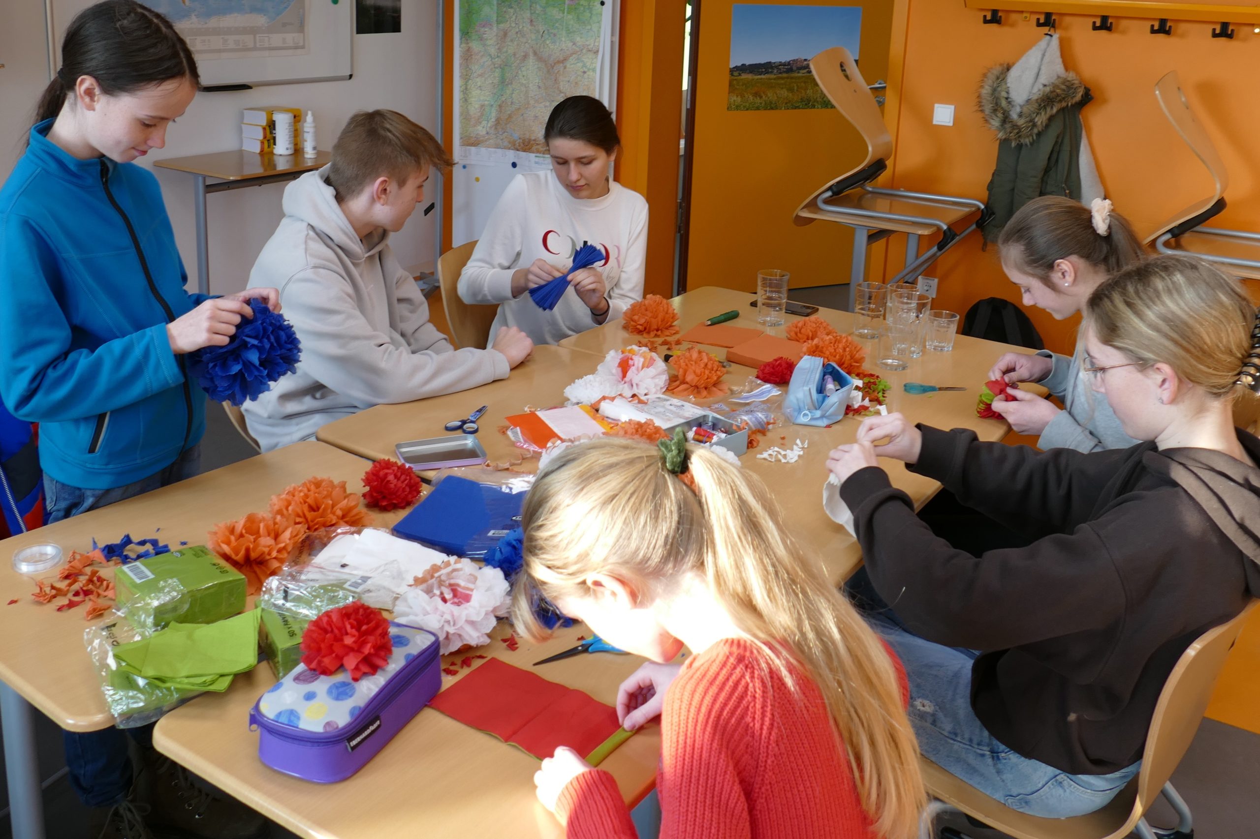 Basteln von Deko fürs Schulfest (Projektgruppe "Organisationsteam Schulfest")