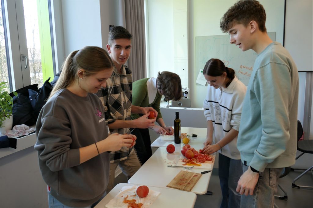 Vorbereitung einer Suppe (Projektgruppe "Spanische Küche")