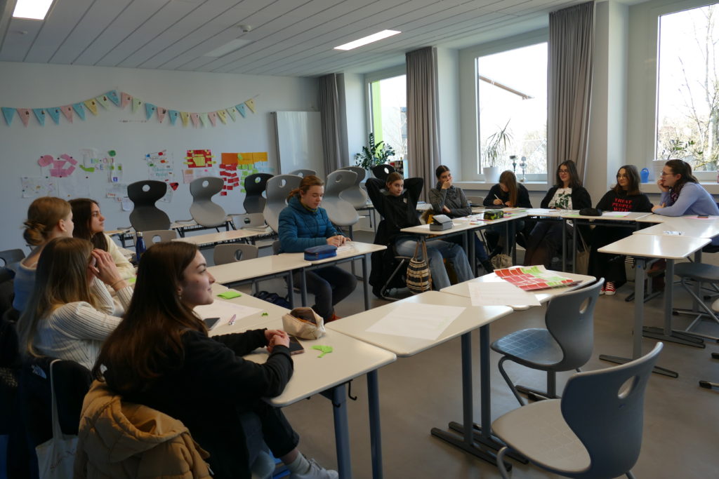 Besprechung im Team "Regenbogenbänke"